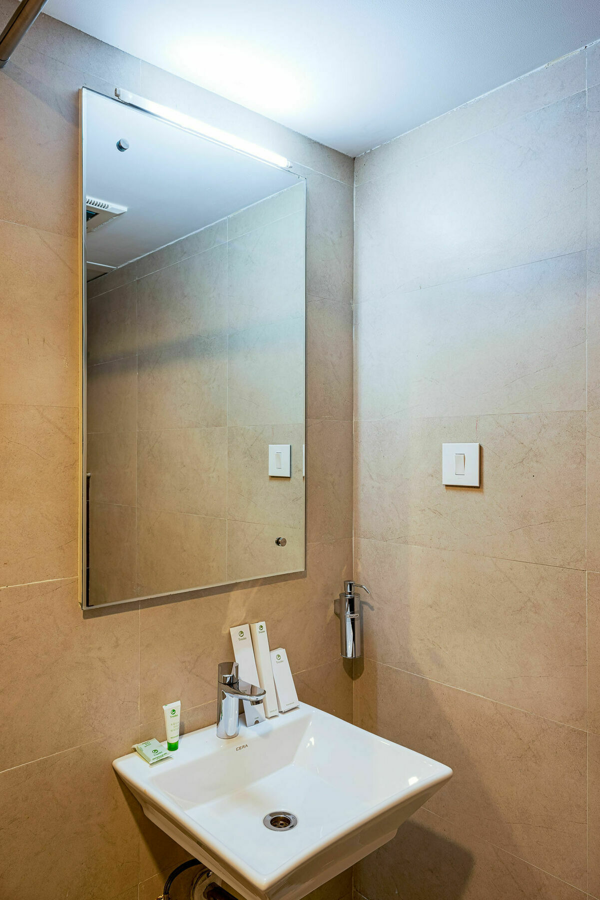 Treebo Fourth Avenue Hotel Chennai Exterior photo